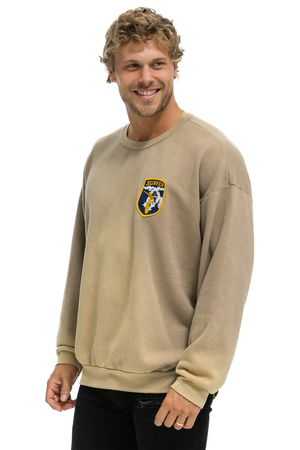 CALIFORNIA SURFER PATCH RELAXED CREW SWEATSHIRT - FADED TAN