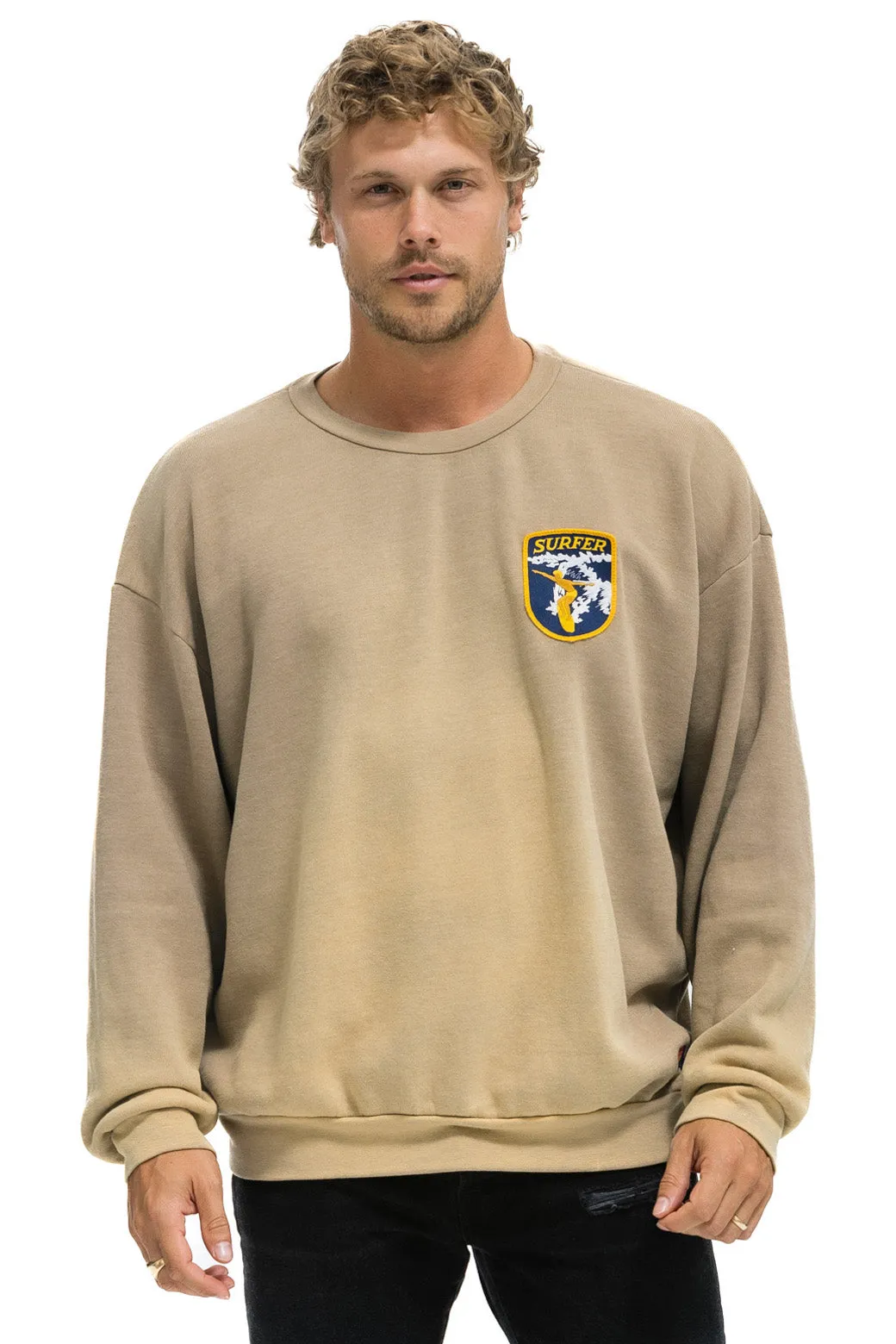 CALIFORNIA SURFER PATCH RELAXED CREW SWEATSHIRT - FADED TAN