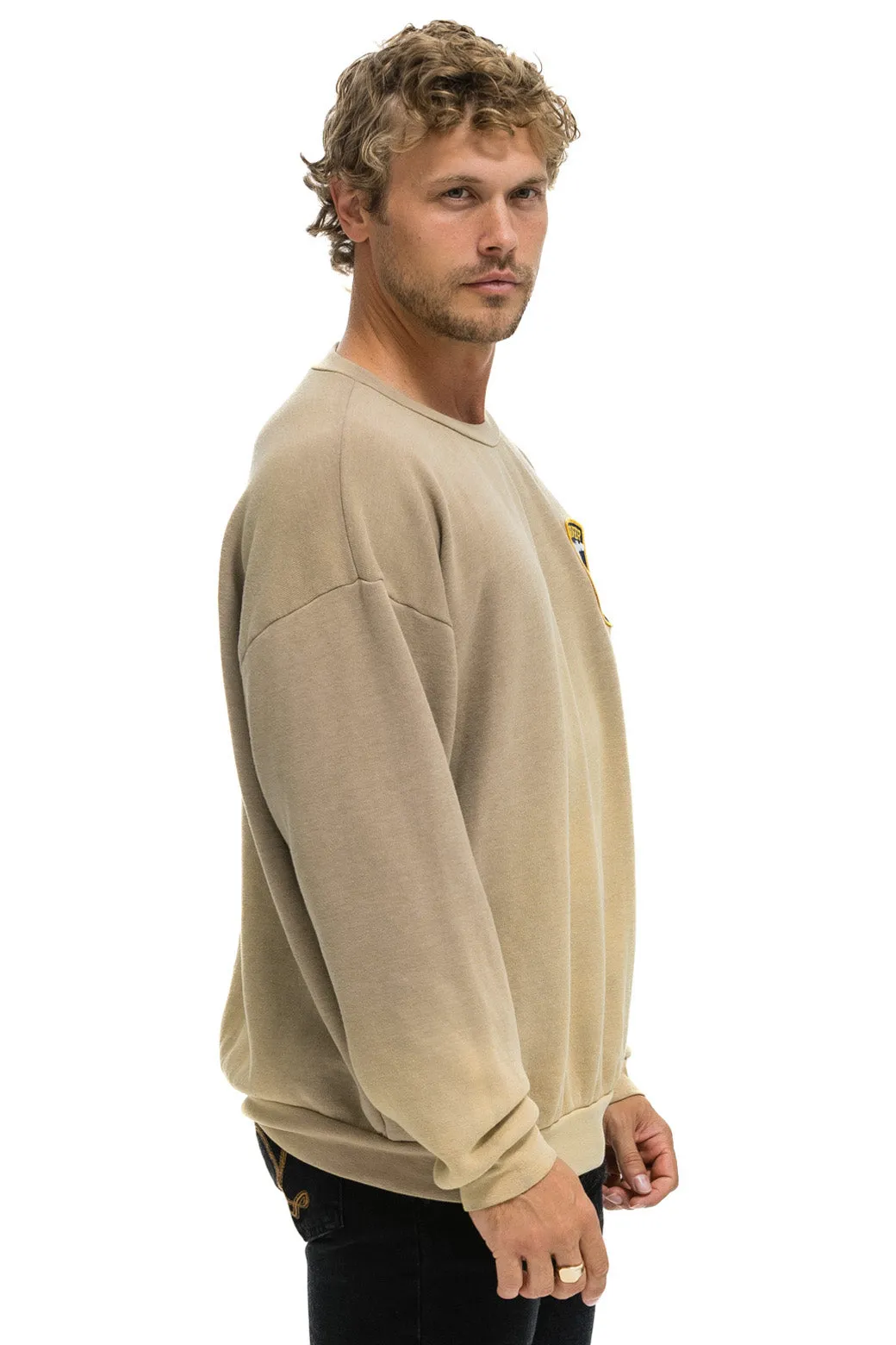 CALIFORNIA SURFER PATCH RELAXED CREW SWEATSHIRT - FADED TAN